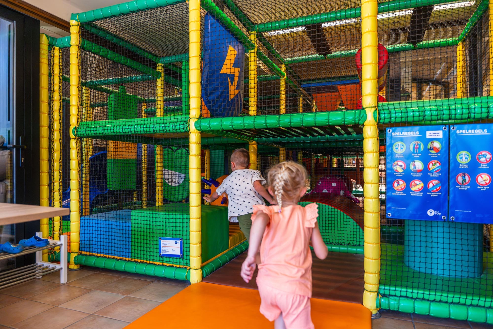 Kinderen bij de binnenspeeltuin van camping Wilhelm Tell