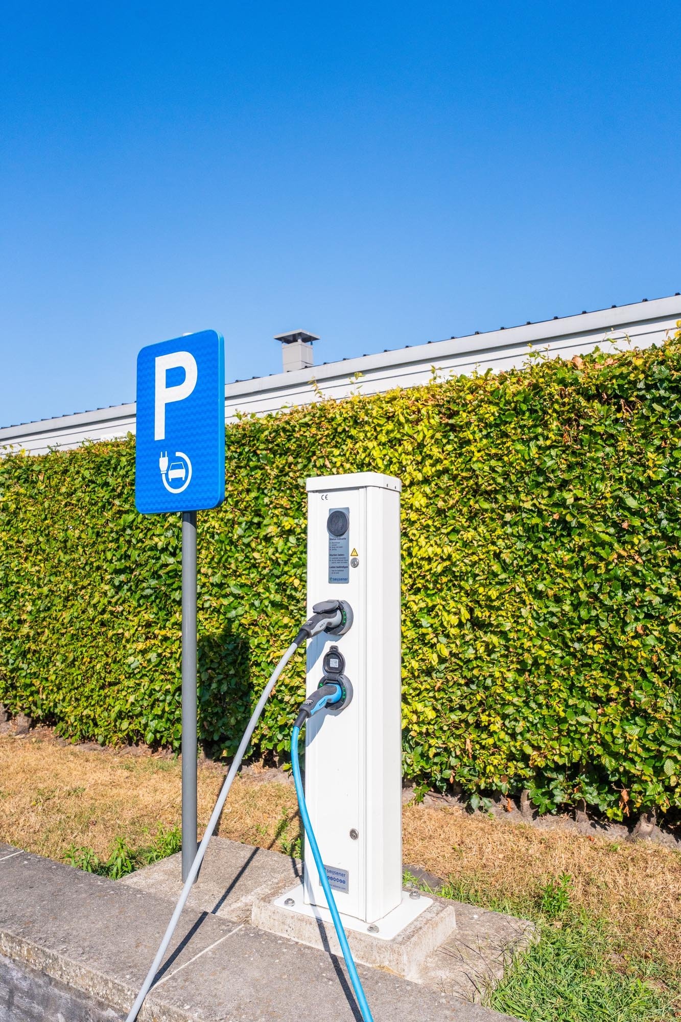 Een laadpaal voor elektrische auto's op camping Wilhelm Tell